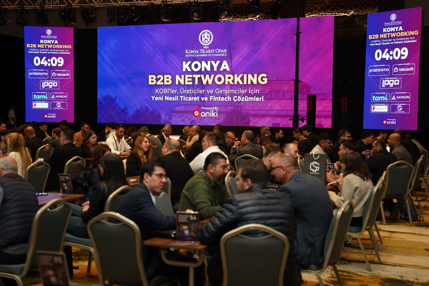 Yapay Zeka Zirvesi'nde avizeli lobide networking