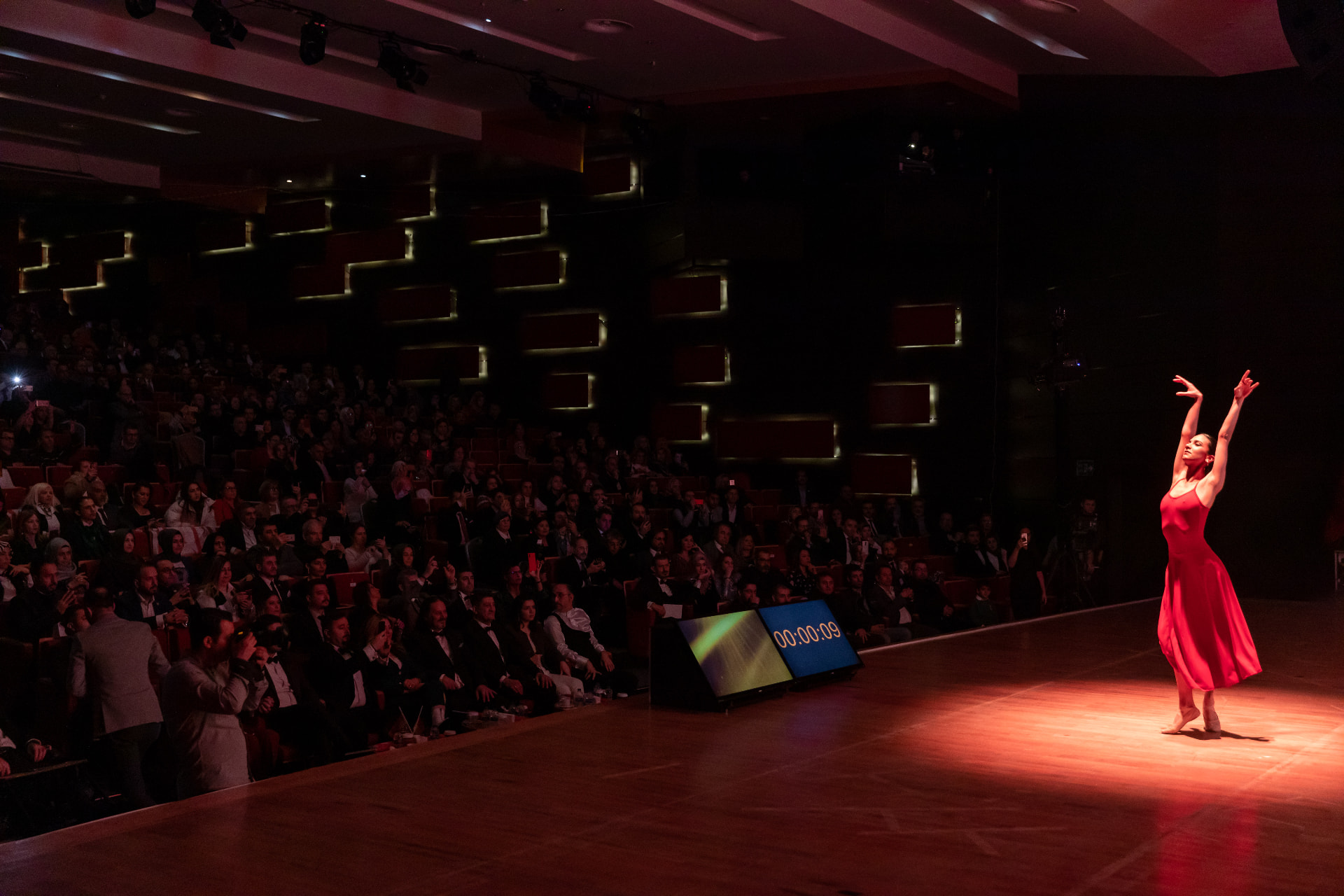 Kurumsal bir gecede sahnede tek bir dansçının performansı