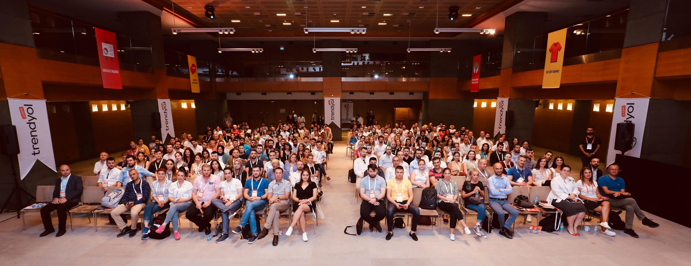 Kurumsal etkinlikte katılımcıların toplu fotoğrafı